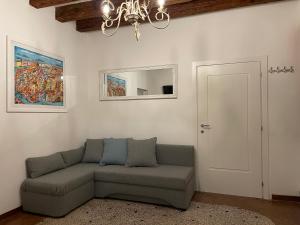 a living room with a couch and a mirror at Ca Marga Cannaregio - Central Venetian Style 2 bedroom apartment in Venice