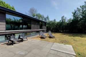 a house with two chairs and a patio at Villa Vink in Hollum