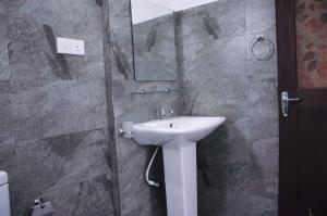 Bilik mandi di Gem Light Guest House