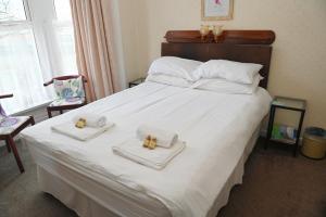 Een bed of bedden in een kamer bij Brynhyfryd Guest House