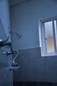 Bilik mandi di Gem Light Guest House