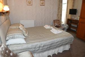 سرير أو أسرّة في غرفة في Brynhyfryd Guest House
