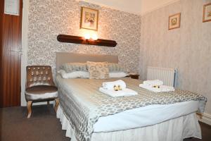 Una cama o camas en una habitación de Brynhyfryd Guest House