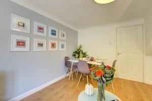 a living room with a table with a vase of flowers at Modern 2 Bed House Sleeps 6 Southam Town Centre - Inspire Homes Ltd in Southam