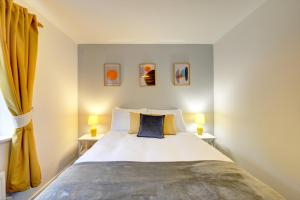 Modern 2 Bed House Sleeps 6 Southam Town Centre - Inspire Homes Ltd في ساوثهام: غرفة نوم بسرير كبير فيها مصباحين