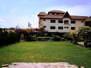 uma casa grande com um quintal em frente em Accra Royal Castle Apartments & Suites em Kwabenya