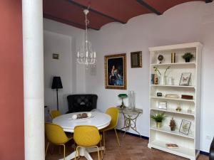Televízia a/alebo spoločenská miestnosť v ubytovaní Casa Boutique Eros