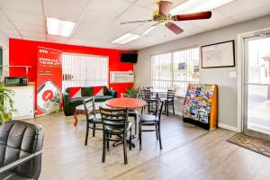 a dining room with a table and chairs at OYO Hotel Texarkana North Heights AR Hwy I-30 in Texarkana