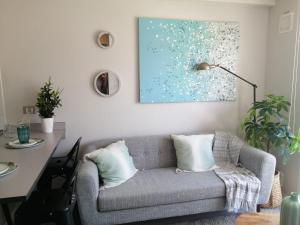 a living room with a couch and a table at Hermoso departamento muy cerca del centro, playas, malls, hipermercado, hospital y clínicas in La Serena