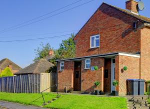 ソウザンにあるInspire Homes 2-Bed Sleeps 5 near Leamington & M40の庭塀付レンガ造り