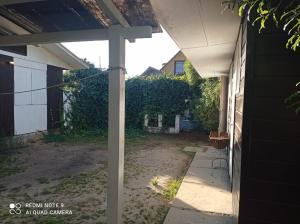 Elle offre une vue sur une cour avec une pergola. dans l'établissement Casa los Lobos a una cuadra de la playa El Quisco, à El Quisco