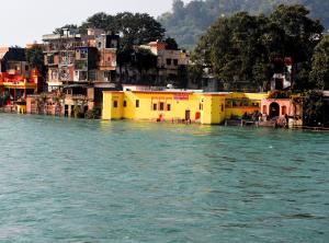 a view of a river with buildings and houses at Patnimal Guesthouse in Haridwār