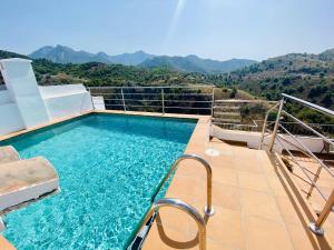 basen na balkonie z górami w tle w obiekcie Casa con increíbles vistas a las montañas y al mar w mieście Frigiliana