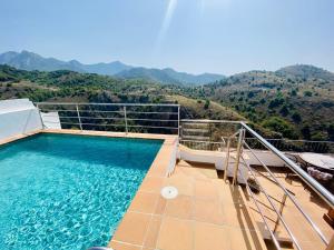 basen na balkonie z górami w tle w obiekcie Casa con increíbles vistas a las montañas y al mar w mieście Frigiliana