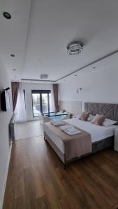 een grote slaapkamer met een bed en een pooltafel bij Elan Luxury Apartments & Rooms in Plav
