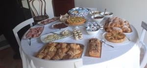 a table filled with different types of bread and pastries at Villa Bella Rosa in Fratte Rosa