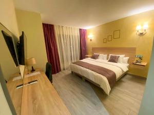 TV a/nebo společenská místnost v ubytování Hôtel Saja + 24 fotografií