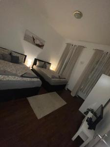 ein kleines Schlafzimmer mit 2 Betten und einem Fenster in der Unterkunft Rover Apartment in Wien