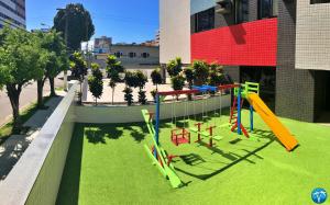 マセイオにあるVacanze - Golden Placeの緑の芝生の上にカラフルな遊具が備わる遊び場