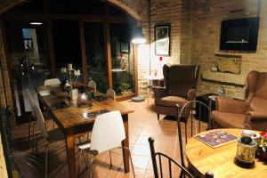 ein Wohnzimmer mit einem Tisch und Stühlen in der Unterkunft Villa Bella Rosa in Fratte Rosa