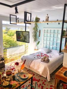 - une chambre avec un lit fleuri à l'étage dans l'établissement Loft's do Sonho LOFT 01, à Palhoça