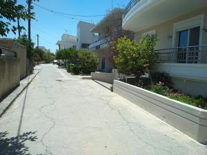 une rue vide devant un bâtiment dans l'établissement Happiness Luxury Home, à Paleóchora