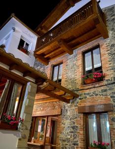 a large brick building with windows and a balcony at Hostal Toscana in Ojedo