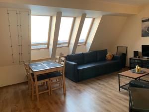 ein Wohnzimmer mit einem Sofa und einem Tisch in der Unterkunft Apartament Żeglarski Vęgoria Deluxe z widokiem na Port in Angerburg