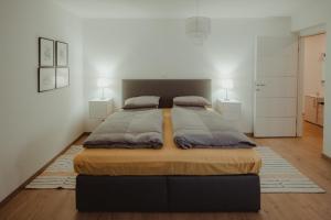 1 dormitorio con 2 camas y 2 lámparas en Kućica, en Ðakovo
