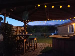 a patio with a table and a view of a mountain at Cabañas el Estero in Melipeuco