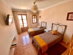 Łóżko lub łóżka w pokoju w obiekcie Casa con increíbles vistas a las montañas y al mar
