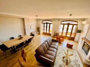 salon z kanapą i stołem w obiekcie Casa con increíbles vistas a las montañas y al mar w mieście Frigiliana