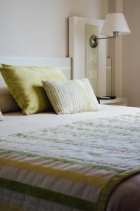 - une chambre avec un lit doté d'un oreiller et d'une lampe dans l'établissement Hotel Continental, à Posadas