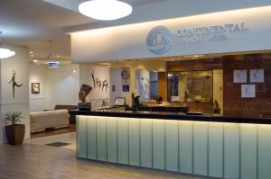 ポサーダスにあるHotel Continentalの受付カウンターのある病院のロビー