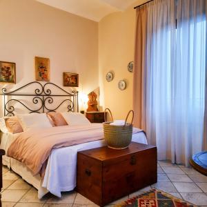 - une chambre avec un lit et un panier sur une table dans l'établissement Boutique Hotel Fox's Inn, à San Giustino Valdarno