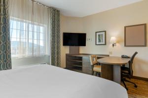 Кровать или кровати в номере Candlewood Suites Reading, an IHG Hotel