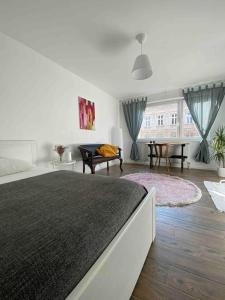 1 dormitorio con 1 cama grande y sala de estar en Dream of Belvedere, en Viena