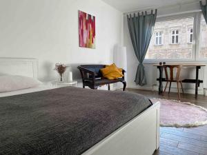 1 dormitorio con cama, escritorio y ventana en Dream of Belvedere, en Viena