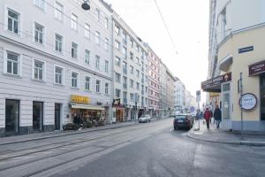 una calle de la ciudad con edificios y gente caminando por la calle en Dream of Belvedere, en Viena