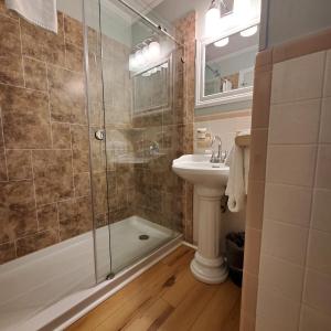 Ein Badezimmer in der Unterkunft Island Guesthouse and Motel OBX