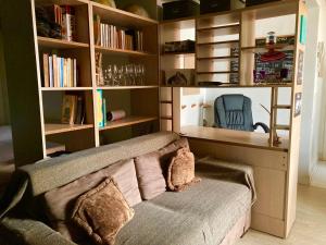 a room with a book shelf with a bed in it at Daniel Cozy Flat Copa 1 - à 5min da praia in Rio de Janeiro