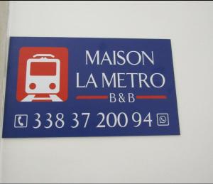 una señal para una estación de tren con un tren en ella en B&B Maison la Metro, en Somma Vesuviana