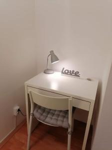 a white desk with a lamp on top of it at Apartament 6 in Târgu-Mureş
