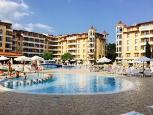 ein Schwimmbad in der Mitte eines Resorts in der Unterkunft Royal Sun in Sonnenstrand