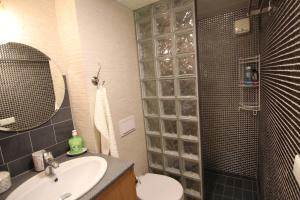 Ένα μπάνιο στο Sólheimar Studio Apartment