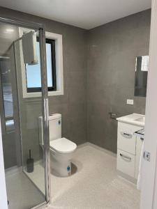 bagno con servizi igienici, lavandino e finestra di Risdon Brook Hotel a Risdon