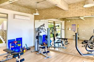 a gym with several treadmills and cardio machines at Apartamento Familiar Vacacional en Puerto Colombia in Puerto Colombia