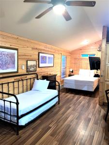 Tempat tidur dalam kamar di Westport Inn Cabins