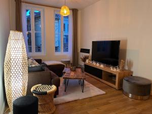 トロワにあるLA BOHÈMEのソファと薄型テレビのあるリビングルーム