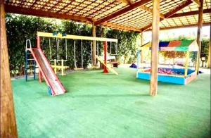 Kawasan permainan kanak-kanak di Descanso com pé na areia!